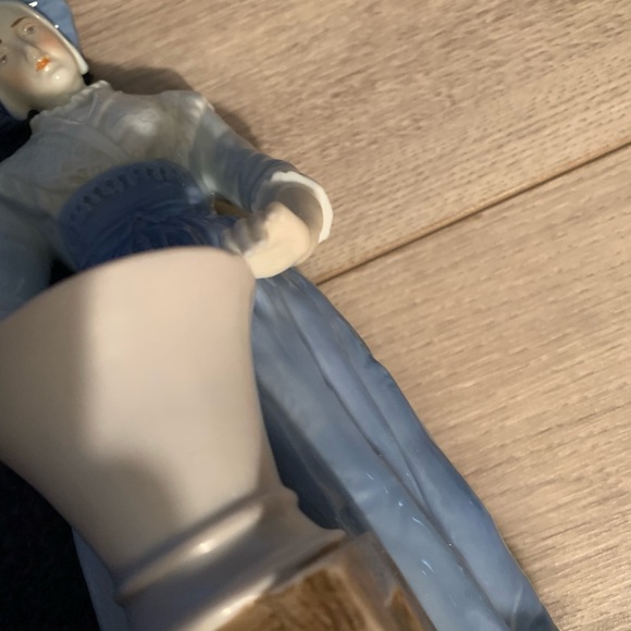 Andrea by Sadak Porcelain Figurine of Woman w/ Her Hands on a Bucket. - Picture 8 of 12